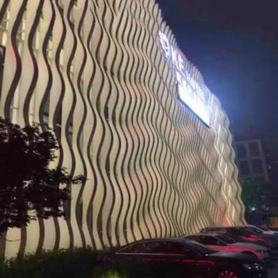 China 6063 painéis de revestimento de alumínio acenam os painéis de alumínio da fachada do teste padrão da grão da madeira do defletor à venda