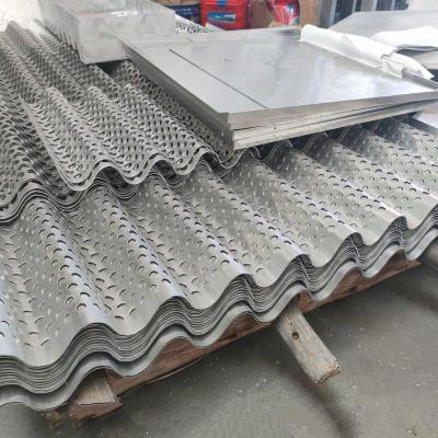 China Painéis de parede ondulados perfurados de alumínio 600X2000 à prova de fogo do metal à venda