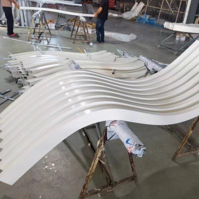中国 6000mm Metal Building Facades Custom Wave Tube Baffle Cladding Wall Curtain 販売のため