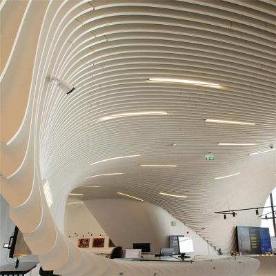 中国 金属の天井のカスタマイズ可能な設計は縦にバッフルの天井システムを曲げた 販売のため