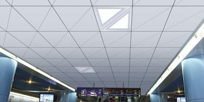 China Aluminum Triangular Clip-In Ceiling For Convention Center Wall Decoration à venda