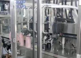 중국 이동하는 자동 귀환 제어 장치 샴푸 병 충전물 기계 4KW 물 채우고는 및 모자를 씌우는 기계 판매용