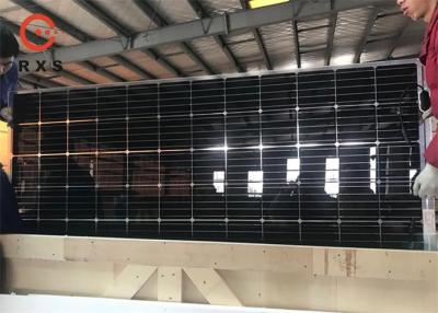 中国 バイフェイシャルすべての黒い太陽電池パネル、ジャンクション・ボックスが付いているモノクリスタルPvの太陽電池パネル 販売のため