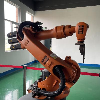 China Payload KUKA Kr16 Welding Robot with XP Controller 1611 Mm Reach Fronius welding source handling assembly cutting load à venda
