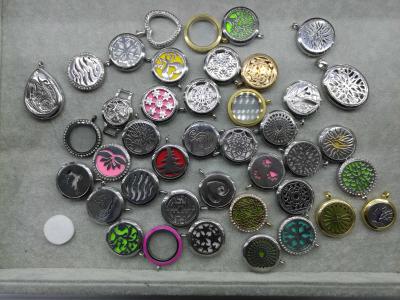China Popular OEM 316L Stainless Steel No Glass Magnetic Floating Lockets Diffusers Perfume Lockets Collection for sale
