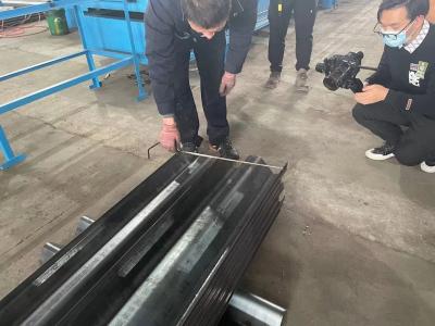 China Máquina de fabricación de barandillas para carreteras de 7 rodillos de 2 a 4 mm de espesor de trabajo en venta