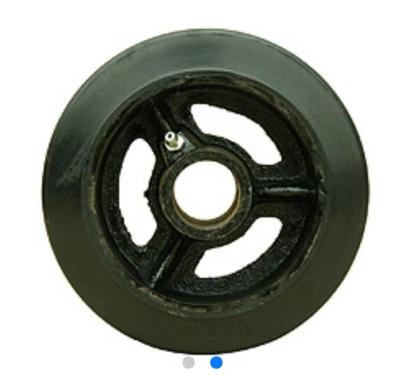China El echador de goma de las ruedas del echador parte las ruedas del echador del surco de V con la base de acero en venta