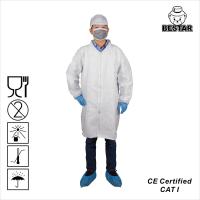 China Delantales disponibles de la prenda impermeable de la capa del laboratorio de la película microporosa del OEM con el cuello en venta