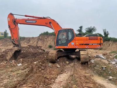 China Da China, a escavadeira de segunda mão Doushan DX300LC, uma grande escavadeira de mineração de 30 toneladas à venda