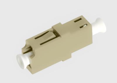 China Adaptador plástico beige de la fibra óptica del simplex con varios modos de funcionamiento OM3 LC ningunos rebordes en venta