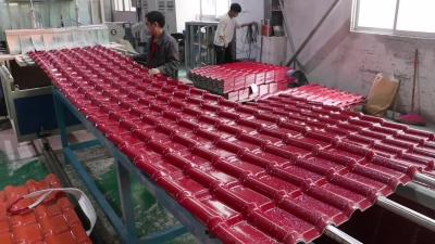Chine La toiture ondulée en plastique verte isolée de 1050mm couvre calorifuge à vendre