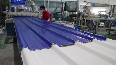 Китай УЛЬТРАФИОЛЕТОВАЯ устойчивая конструкция склада листа 1120mm UPVC пластиковая рифленая настилая крышу продается