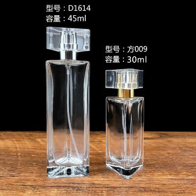 中国 点の卸し売り香水のガラス ビン30mlの三角の透明な空のびん50ml 販売のため