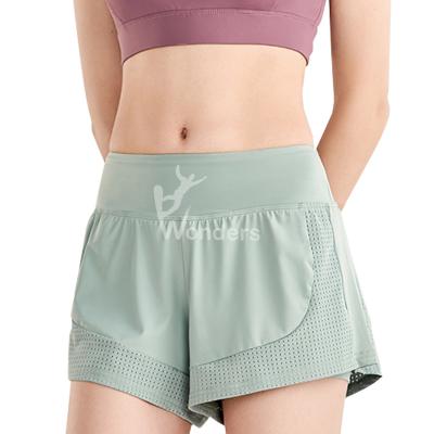 China Capa doble a prueba de viento Mesh Running Sports Workout Shorts de los pantalones de las señoras que camina en venta