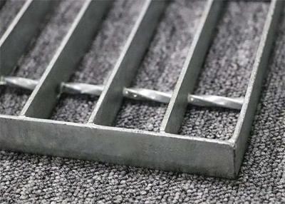 Chine la grille résistante Q235 en métal de largeur de barre de 30mm a galvanisé la grille en acier de passage couvert à vendre
