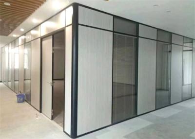China Parede de separação de madeira de vidro da colocação flexível para o espaço privado modular do escritório à venda