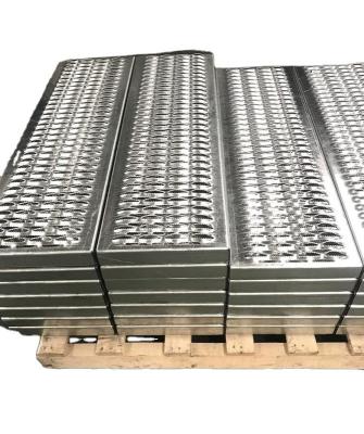 China 11GA Walkway Galvanized Steel Zinc Coated Perforated Grip Strut grating for sale