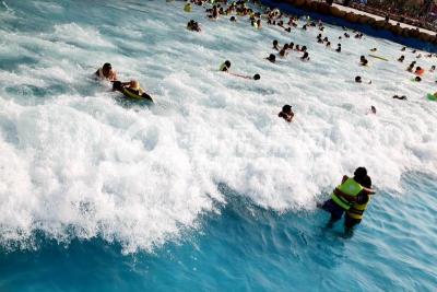 China Wasser-Park-Wellenbad-/Sicherheitsim Freien Swimmingpool-Wellenmaschine zu verkaufen