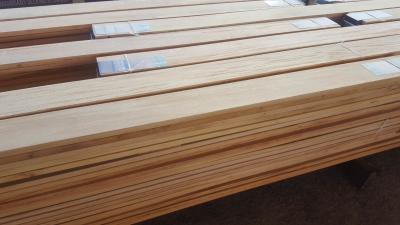 中国 Deckingのマホガニー木はフィジ島からの材木のカスタマイズ可能なサイズを鋸で挽いた 販売のため
