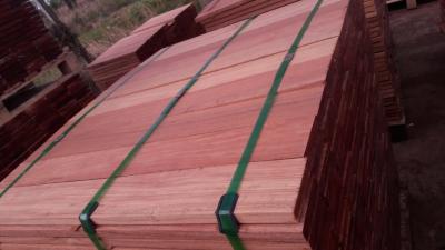 中国 Tararaの赤い木製の鋸で挽かれた材木、空気乾燥の材木およそ30%の含水率 販売のため
