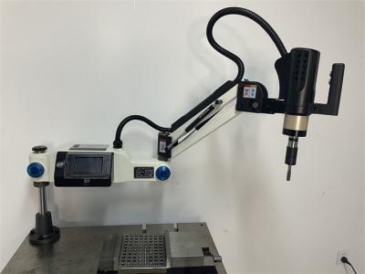 中国 電気ISO/DIN/JISの標準的なチャックによって運転されるM36自動叩く機械CNCのねじ機械 販売のため