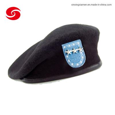 中国 卸し売りウールの刺繍の紋章の刺繍が付いている軍のベレー帽の帽子および高いQualitとなされるCusomize色 販売のため