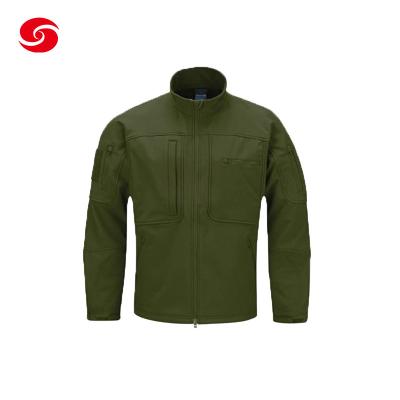 中国 Softshellの軍隊のキャンプをハイキングする軍の戦術的なジャケットの軍隊の緑の防水フード 販売のため