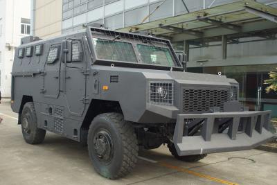 China vehículo policial militar anti a prueba de balas del alboroto 4x4 de APC de la carga útil 2T en venta
