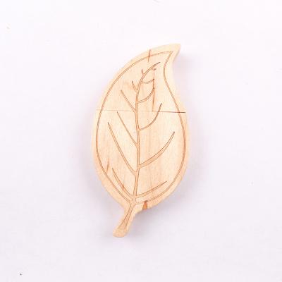 China 15MB/S 32GB 128GB Wooden USB Flash Drive Leaf Shape Memory I Fast Speed for sale