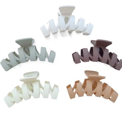 China Matte Plastic Hair Accessories Claw Clips Solid Color Wavy Gripping Heat Resistant 11x4.5cm for sale