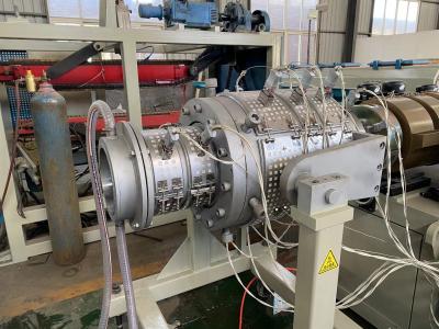 China Máquina extrusora de tubos de PVC Drenaje automático de suministro de agua Línea de extrusión de tubos de PVC en venta