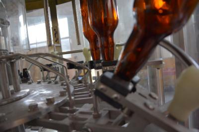 China Vino 3 de la cerveza de 1000 BPH en 1 máquina de rellenar de la bebida carbónica en venta