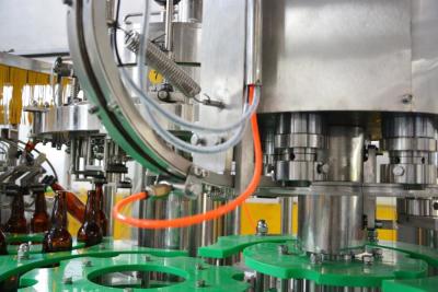 China Máquina de engarrafamento de vidro da cerveja do CE SUS304 500ml à venda