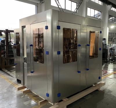 China 3 en 1 máquina que capsula de relleno líquida potable del fregado de las botellas del agua 600ml de la pequeña escala automática en venta