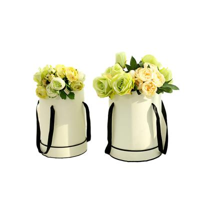 中国 ODMの歓迎のハンドメイドの花の花束箱、リボンのハンドルが付いている円形の花の帽子箱 販売のため