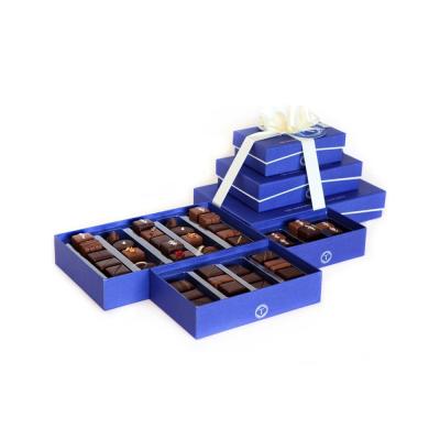 Chine Le chocolat de luxe universel de bleu marine enferme dans une boîte empaquetant, les boîtes vides à truffe adaptées aux besoins du client à vendre