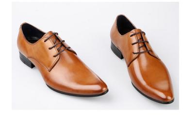 Chine Des chaussures à talons pointus pour hommes, des chaussures de mariée, des chaussures à dentelle jaune, des chaussures Oxford faites à la main. à vendre