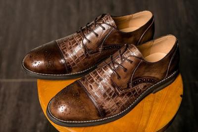 China Calçados masculinos de couro de grãos completos, sapatos com dedos pontiagudos, calçados de Oxford feitos à mão. à venda