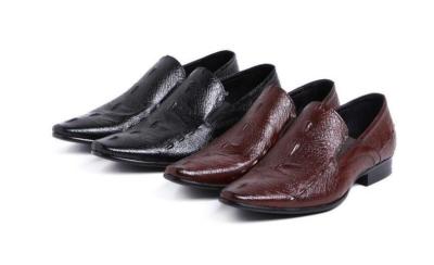 China Tamanho normal esculpido calçado de couro masculino, sapatos de lazer com dedos pontiagudos à venda
