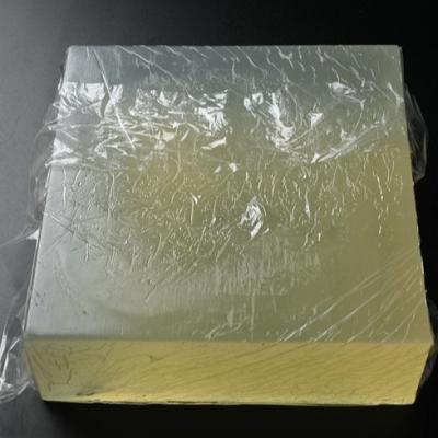 China Amarillo claro en bloques adhesivo del derretimiento caliente piezosensible del pañal en venta