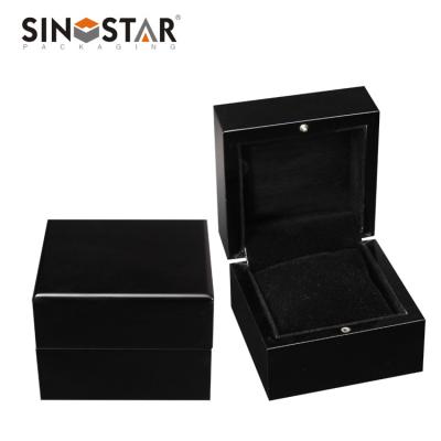 China Wooden Watch Box with Soft Velvet Lining and Beig Color or White Velvet Inside Material Te koop