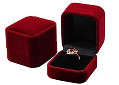 Chine Le velours en plastique dur de pilou de boîte à bijoux d'anneau a couvert l'écran imprimant 54 * 58 * 43mm à vendre