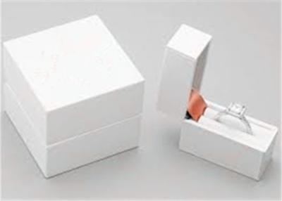 Κίνα Άσπρο κομψό κιβώτιο κοσμήματος δαχτυλιδιών για τη συσκευασία δώρων κοσμημάτων ρολογιών βραχιολιών περιδεραίων προς πώληση