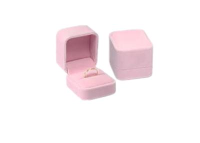 Κίνα Κιβώτιο κοσμήματος γαμήλιων δαχτυλιδιών βελούδου πολυτέλειας που συσκευάζει το ρόδινο κομψό ύφος αρίστης ποιότητας προς πώληση