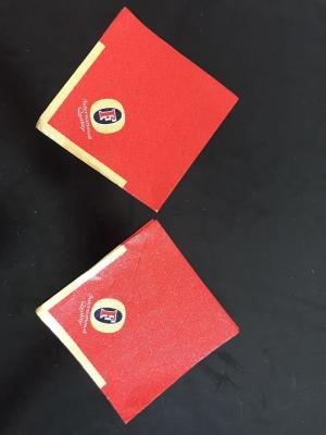 China Etiquetas engomadas rojas ultravioletas antis de la botella de cerveza grabadas en relieve impresas para el mercado de la India en venta