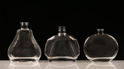 China Garrafa de vidro de vinho transparente 750 ml fosca superfície serigráfica 750 ml com tampas à venda