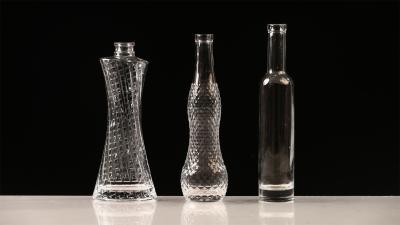 China Garrafa de vidro de vinho transparente vazia de 700 ml para vodca de uísque Ralph à venda