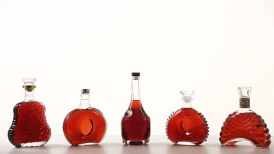 China Garrafa de vidro de vinho vazia para vodca de 750 ml ecológica com tampa à venda