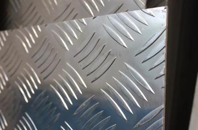 Китай 5052 0.3mm алюминиевая выбитая плита для снабжения жилищем стальной структуры продается
