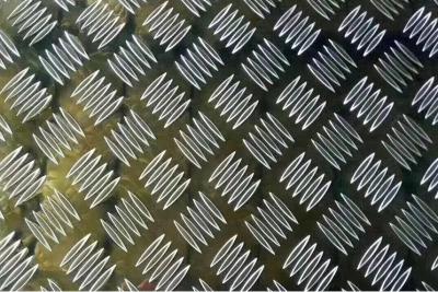 Chine 3005 0.5mm ont gravé la feuille en refief en aluminium anticorrosion pour des escaliers à vendre